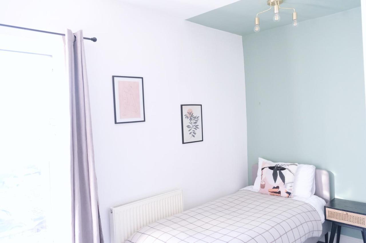 Bee Stays - Pickmere House Warrington Extérieur photo